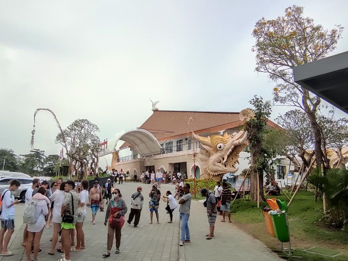 Para wisatawan itu nampak baru datang dari Nusa Penida, Nusa Lembongan maupun Nusa Ceningan. Para wisatawan yang keluar dari Pelabuhan Sanur langsung disambut oleh para jasa transport. Foto:  I Wayan Sui Suadnyana