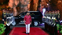 PM Inggris Rishi Sunak juga tampak disambut oleh pasukan Cordon.