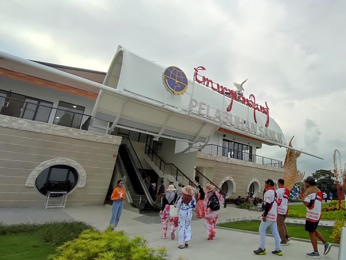 Pelabuhan Sanur nampak ramai saat akhir pekan. Seperti pada Minggu (20/11/2022), wisatawan baik lokal maupun mancanegara memadati Pelabuhan Sanur. detikBali melakukan pemantauan situasi Pelabuhan Sanur sekitar pukul 16.40 Wita. Saat itu, wisatawan nampak lebih banyak yang keluar dari Pelabuhan Sanur. Foto:  I Wayan Sui Suadnyana