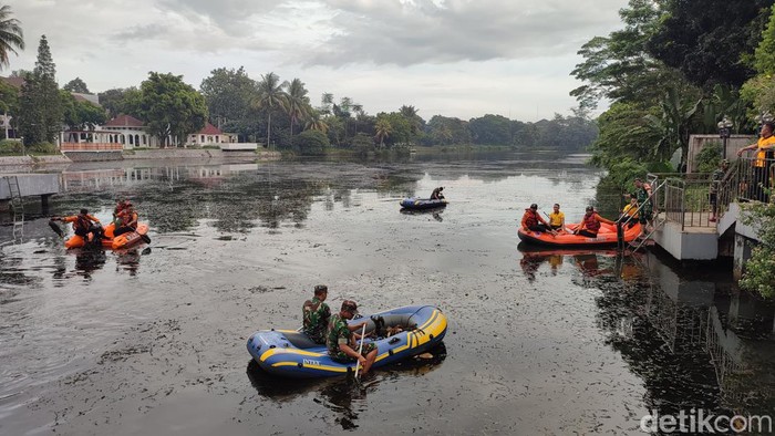 Pemkab Bogor dan TNI-Polri bersihkan situ di Kabupaten Bogor (Rizky Adha/detikcom)
