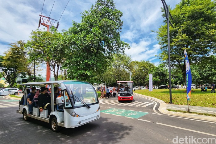 Penampakan gedung parkir terpusat di Taman Mini Indonesia Indah (TMII), Jakarta Timur, Minggu (20/11/2022).
