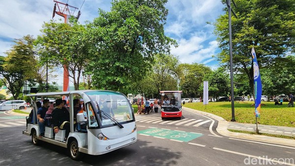 Lalu, pengunjung berkeliling TMII menggunakan shuttle bus listrik, sepeda onthel, sepeda listrik atau berjalan kaki.   
