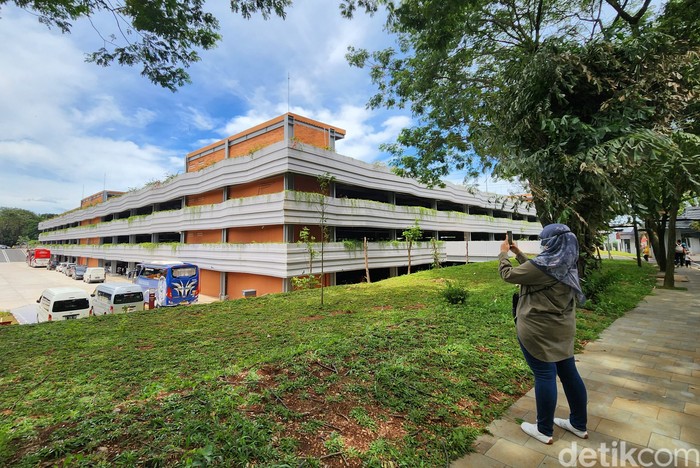 Penampakan gedung parkir terpusat di Taman Mini Indonesia Indah (TMII), Jakarta Timur, Minggu (20/11/2022).