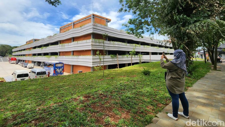 Penampakan Gedung Parkir Terpusat yang Bikin TMII Adem Penampakan gedung parkir terpusat di Taman Mini Indonesia Indah (TMII), Jakarta Timur, Minggu (20/11/2022).