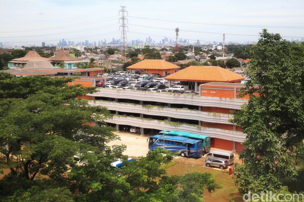 Penampakan gedung parkir terpusat di Taman Mini Indonesia Indah (TMII), Jakarta Timur, Minggu (20/11/2022).