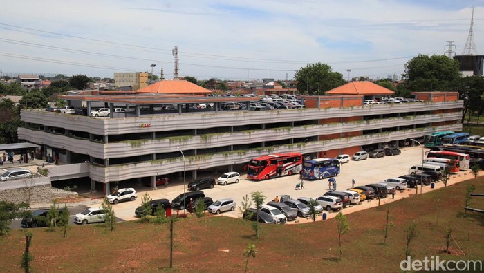 Penampakan Gedung Parkir Terpusat yang Bikin TMII Adem Penampakan gedung parkir terpusat di Taman Mini Indonesia Indah (TMII), Jakarta Timur, Minggu (20/11/2022).