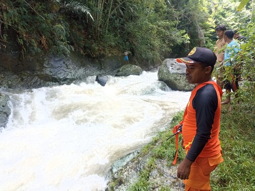 Pencarian dua korban terseret arus sungai Wae Togong, Manggarai Timur, Minggu (20/11/2022). Foto: IST