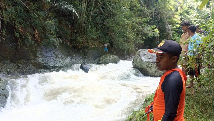 Pencarian dua korban terseret arus sungai Wae Togong, Manggarai Timur, Minggu (20/11/2022). Foto: IST