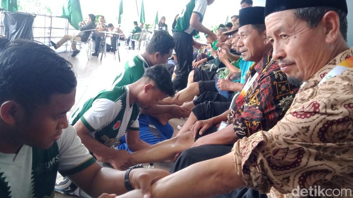 Peserta Muktamar antre dipijat usai ikut sidang Pleno, Minggu (20/11/2022).