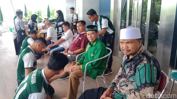 Peserta Muktamar antre dipijat usai ikut sidang Pleno, Minggu (20/11/2022).