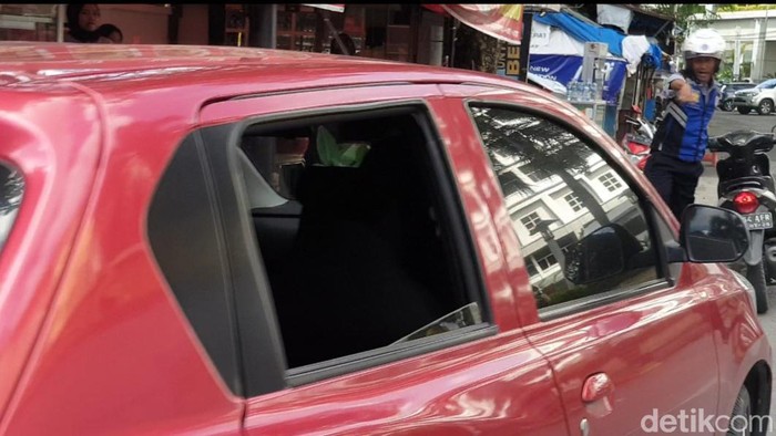 Petugas Dishub Medan saat memberhentikan paksa kendaraan yang akan mengarah ke RS Colombia di Jalan Listrik. (Goklas Wisely/detikSumut)
