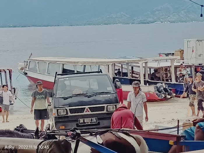 Mobil pikap yang terekam masuk di Gili Trawangan.