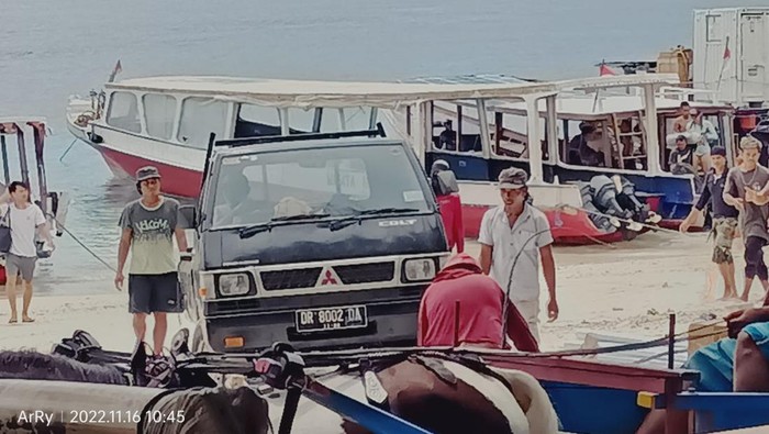 Mobil pikap yang terekam masuk di Gili Trawangan.