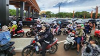 Kendaraan bergantian memasuki pintu gerbang untuk siang tiket masuk yang dibeli online. 