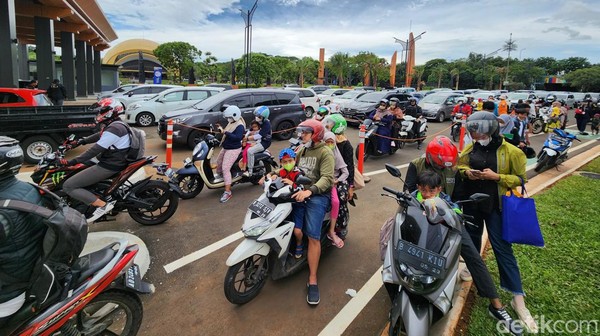 Penjualan tiket sudah dibuka sejak Rabu (16/11). Direktur Utama PT Taman Wisata Candi Borobudur, Prambanan dan Ratu Boko (PT TWC) Edy Setijono berkata dalam dua jam pembukaan penjualan tiket saja, sudah ratusan yang terjual. Penjualan tiket sudah dibuka sejak Rabu (16/11). Direktur Utama PT Taman Wisata Candi Borobudur, Prambanan dan Ratu Boko (PT TWC) Edy Setijono berkata dalam dua jam pembukaan penjualan tiket saja, sudah ratusan yang terjual.Â
