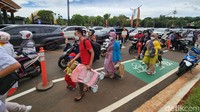 Pada saat uji coba, pengunjung dapat berkeliling dan melihat wajah baru TMII dengan jam operasional mulai pukul 8 pagi hingga pukul 4 sore.