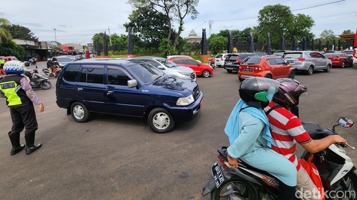 Antrean kendaraan yang hendak memasuki TMII terpantau panjang, di Pintu 3 TMII, Jakarta Timur, Minggu (20/11/2022).