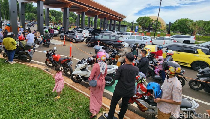 Antrean kendaraan yang hendak memasuki TMII terpantau panjang, di Pintu 3 TMII, Jakarta Timur, Minggu (20/11/2022).