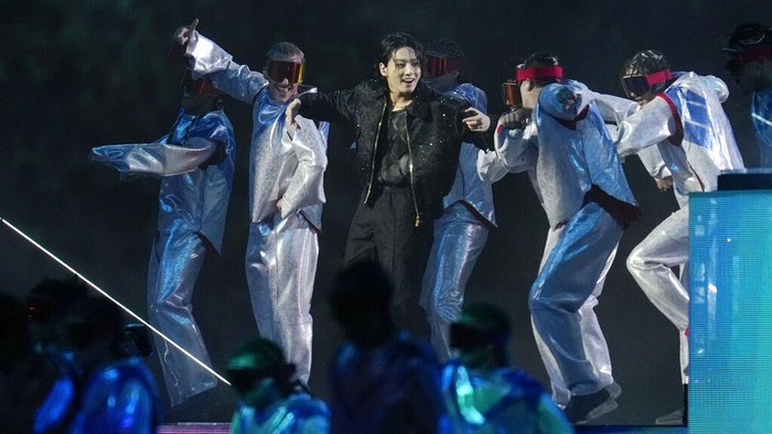 Potret Jungkook BTS Saat Tampil di Pembukaan Piala Dunia 2022 South Korean singer Jung Kook performs at the opening ceremony prior he World Cup, group A soccer match between Qatar and Ecuador at the Al Bayt Stadium in Al Khor, Sunday, Nov. 20, 2022. (AP Photo/Natacha Pisarenko)