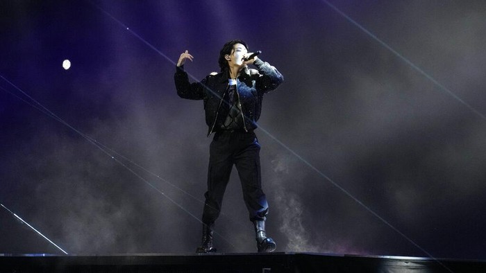 Potret Jungkook BTS Saat Tampil di Pembukaan Piala Dunia 2022 South Korean singer Jung Kook performs at the opening ceremony prior he World Cup, group A soccer match between Qatar and Ecuador at the Al Bayt Stadium in Al Khor, Sunday, Nov. 20, 2022. (AP Photo/Natacha Pisarenko)
