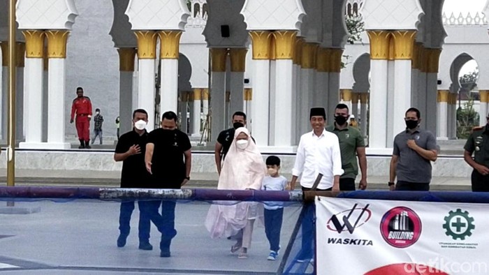 Presiden Jokowi datang ke Masjid Sheikh Zayed Solo bersama Jan Ethes dan Iriana Jokowi, Minggu (20/11/2022).