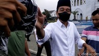 Tak lupa Jokowi juga membagikan kaus kepada warga di lokasi. Foto: Tara Wahyu NV/detikJateng