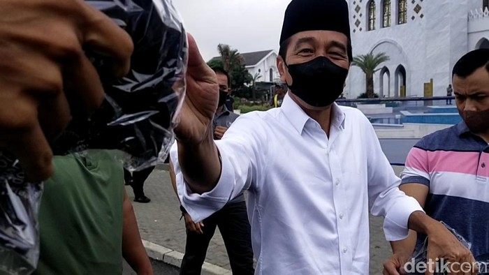 Presiden Jokowi datang ke Masjid Sheikh Zayed Solo bersama Jan Ethes dan Iriana Jokowi, Minggu (20/11/2022).
