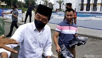 Selanjutnya, ia keluar masjid dan sempat menyapa warga. Foto: Tara Wahyu NV/detikJateng
