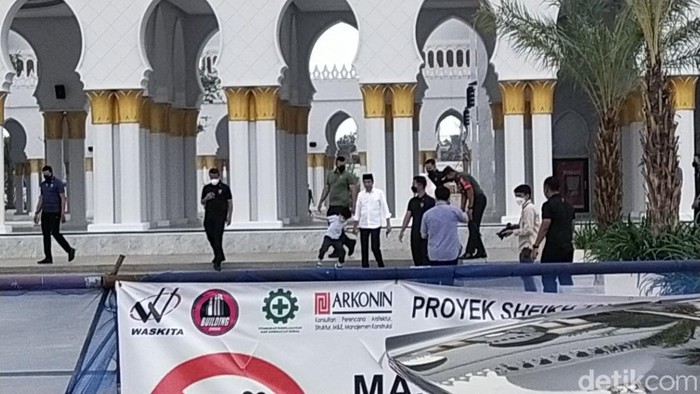 Presiden Jokowi mengunjungi Masjid Raya Syekh Zayed Al Nahyan, Gilingan, Solo, bersama Jan Ethes dan Iriana, Minggu (20/11/2022).