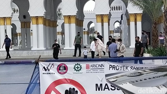 Presiden Jokowi mengunjungi Masjid Raya Syekh Zayed Al Nahyan, Gilingan, Solo, bersama Jan Ethes dan Iriana, Minggu (20/11/2022).