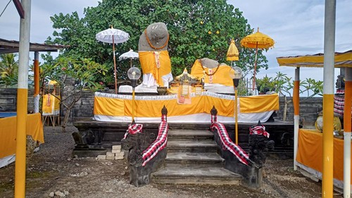 Pura Linggayoni yang dikenal mampu mengabulkan segala jenis permintaan dari masyarakat yang melakukan persembahyangan. Foto : I Wayan Selamat Juniasa