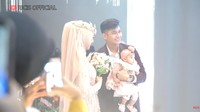 Teuku Ryan seolah kembali mengulang momen pernikahan dengan Ria Ricis setahun lalu. Foto: dok. YouTube Ricis Official