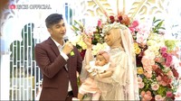 Aku minta maaf sama istri aku, karena pasti kamu menunggu aku untuk bilang, ‘happy anniversary’ atau apa pun itu. Tapi maaf, aku baru bisa buat sekarang karena kalau buat tanggal 12, nggak akan mungkin karena ada sedikit kerjaan, ucap Teuku Ryan dan membuat Ria Ricis menangis terharu. Foto: dok. YouTube Ricis Official