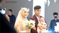 Pokoknya, aku tanpa kamu itu hanyalah Ryan biasa, bukan apa-apa. Aku masih butuh masukan kamu. Arahkan jika aku salah. Aku masih banyak kurangnya. Mungkin aku masih banyak kurangnya selama satu tahun in. Tapi, aku Insya Allah, akan berusaha untuk membahagiakan kamu, untuk membahagiakan anak kita, Cut Raifa Aramoana, semakin membuat Ria Ricis menangis haru dan bahagia. Foto: dok. Channel; Youtube Ricis Official