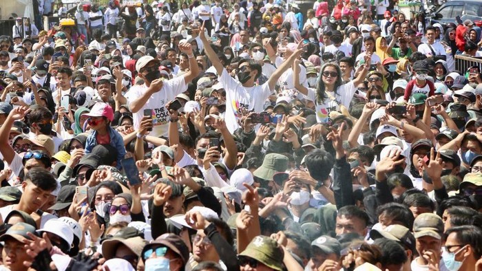Puluhan ribu masyarakat memeriahkan acara Color Run Soljer Ceria tahun 2022 yang diinisiasi okeh Viking Soljer berkolaborasi dengan partai Kebangkitan Bangsa (PKB) di Samudra Griya Permai, Solokan Jeruk, Kabupaten Bandung, Minggu (20/11/2022).