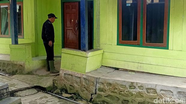 Rumah warga di Dusun III, Desa Gumingsir, Kecamatan Pagentan, Banjarnegara, rusak akibat tanah gerak. Foto diambil (20/11/2022).