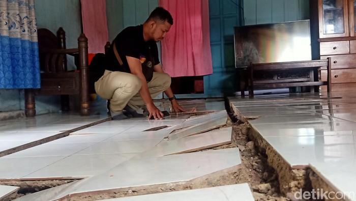 Rumah warga di Dusun III, Desa Gumingsir, Kecamatan Pagentan, Banjarnegara, rusak akibat tanah gerak. Foto diambil (20/11/2022).