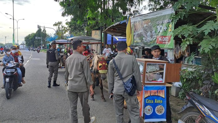 Satpol PP Kabupaten Bogor menggelar penertiban rutin di Jalan Cikeas, Bogor. Sebanyak 30 pedagang kaki lima (PKL) di Cikeas, Kecamatan Gunung Putri, Kabupaten Bogor, ditertibkan.