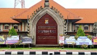 Sejumlah karangan bunga memenuhi halaman depan kantor Kepolisian Daerah (Polda) Bali usai perhelatan Konferensi Tingkat Tinggi The Groups of Twenty (KTT G20), Minggu (20/11/2022). Foto: I Wayan Sui Suadnyana