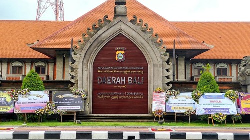Sejumlah karangan bunga memenuhi halaman depan kantor Kepolisian Daerah (Polda) Bali usai perhelatan Konferensi Tingkat Tinggi The Groups of Twenty (KTT G20), Minggu (20/11/2022). Foto: I Wayan Sui Suadnyana