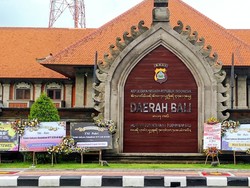 Sejumlah karangan bunga memenuhi halaman depan kantor Kepolisian Daerah (Polda) Bali usai perhelatan Konferensi Tingkat Tinggi The Groups of Twenty (KTT G20), Minggu (20/11/2022). Foto: I Wayan Sui Suadnyana