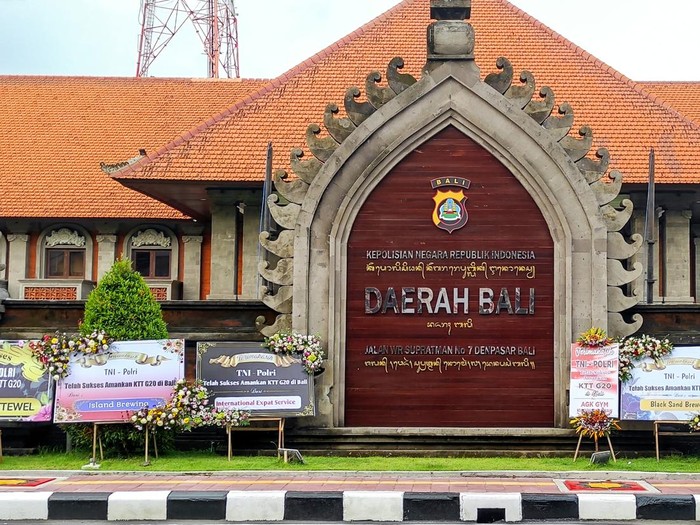 Sejumlah karangan bunga memenuhi halaman depan kantor Kepolisian Daerah (Polda) Bali usai perhelatan Konferensi Tingkat Tinggi The Groups of Twenty (KTT G20), Minggu (20/11/2022). Foto: I Wayan Sui Suadnyana