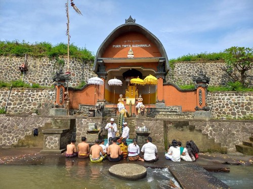 Sejumlah Pemedek, sedang melukat di Pura Tirta Sudhamala. Foto: Made Wijaya Kusuma