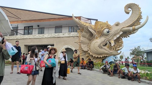 Selain diramaikan oleh wisatawan yang menyeberang, di sekitar Pelabuhan Sanur juga banyak yang datang hanya sekadar menikmati laut. Mereka duduk di areal parkir Pelabuhan Sanur sambil memandang ke arah lautan. Foto:  I Wayan Sui Suadnyana