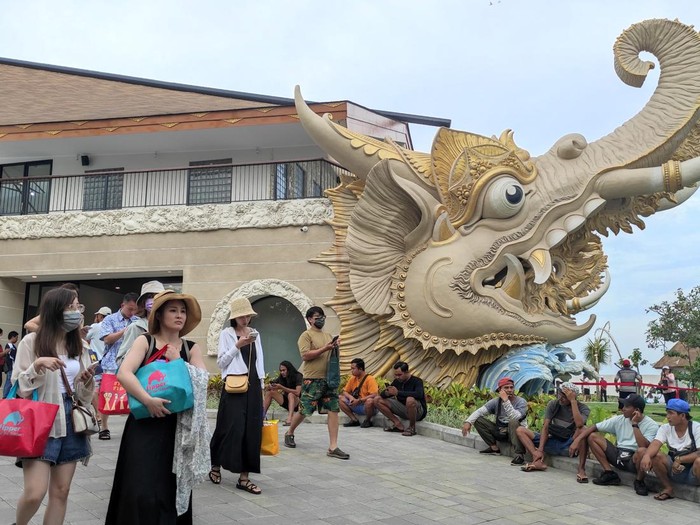 Selain diramaikan oleh wisatawan yang menyeberang, di sekitar Pelabuhan Sanur juga banyak yang datang hanya sekadar menikmati laut. Mereka duduk di areal parkir Pelabuhan Sanur sambil memandang ke arah lautan. Foto:  I Wayan Sui Suadnyana