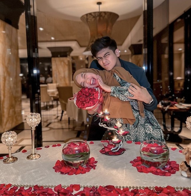 Setelah mediasi berkali-kali akhirnya pengadilan resmi memutuskan Ricis dan Ryan kini bukan lagi sepasang suami-istri. Dalam putusan tersebut juga tertulis jika Ryan wajib memberikan nafkah untuk sang anak hingga dewasa sebesar Rp 10 juta per bulan. Foto: Instagram @teukuryantr