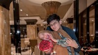 Menurut Teuku, penting untuk sesekali ajak istri makan malam romantis dipenuhi bunga. Meski keduanya masih berpose dengan lucu di dalam restoran tersebut. Foto: Instagram @teukuryantr