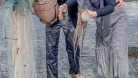 Teuku Ryan percaya bahwa kunci bahagia adalah menghabiskan banyak waktu dengan sang istri. Ini keseruan mereka berdua saat berusaha menangkap ikan dan biota laut lainnya. Foto: Instagram @teukuryantr