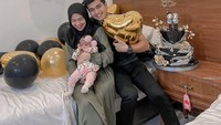 Nah, kalau ini potret sederhana kejutan yang diberikan Ria untuk sang suami. Ada cake megah dengan hiasan serba hitam yang keren. Foto: Instagram @teukuryantr