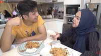 Kalau sedang di rumah saja, menu makanan Teuku dan Ricis tak pernah neko-neko. Cukup makan nasi goreng dengan kerupuk sudah senang. Foto: Instagram @teukuryantr